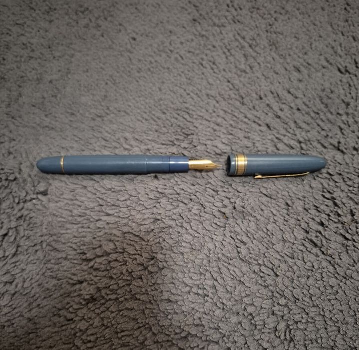Stilou OMAS Extra original, peniță aur 18K, stare foarte bună, scriere fină, model italian premium pentru colecție sau utilizare.