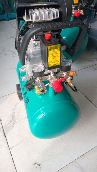 Поршневой компрессор Потребляемая мощность: 1,5 кВАОбъём ресивера: 24