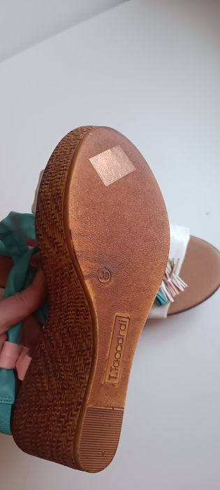 Продам босаножки на танкетке