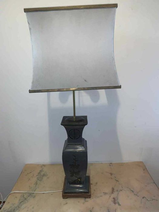 Veioza cu doua becuri amplasate pe suport din alama