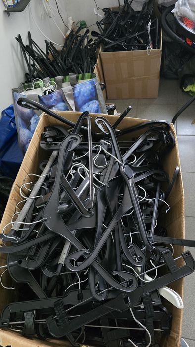 Vand stendere inox doua tipuri, umerașe cu clipsuri/fara, 3 manechine