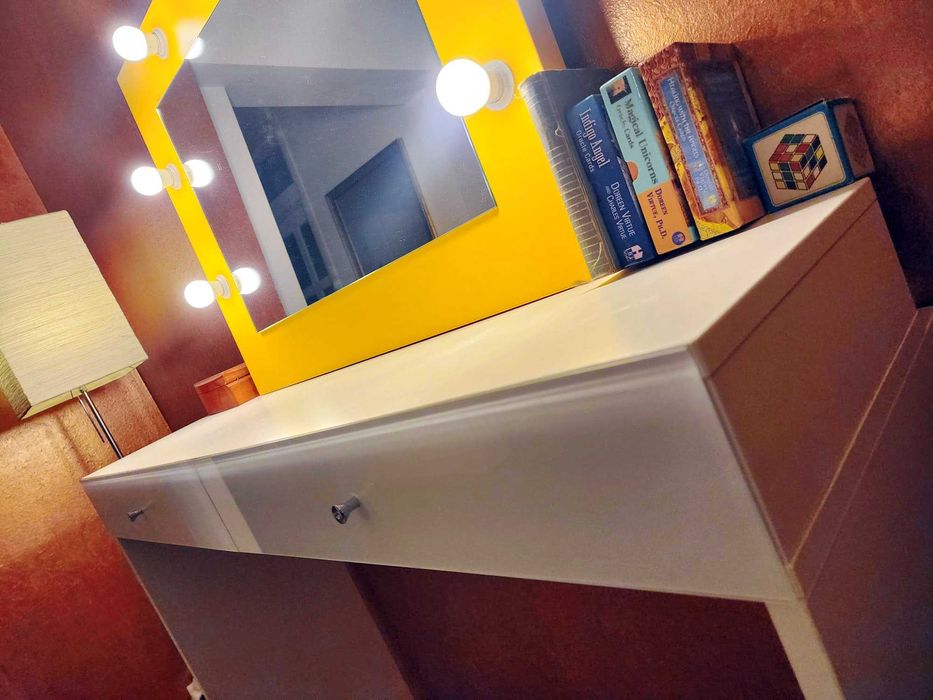 Post makeup infrumusetare, masa machiaj cu oglinda cu leduri