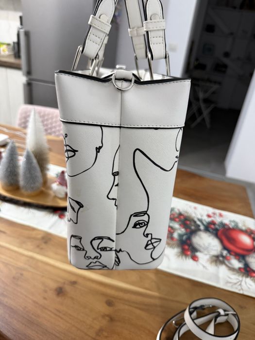 Дамска чанта с къси дръжки и една дълга