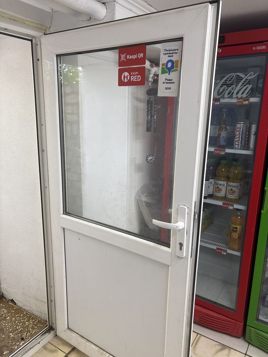 Продам пластиковую дверь