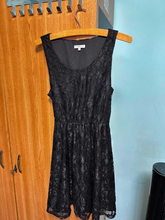 Rochie mini cu dantela aplicata neagra