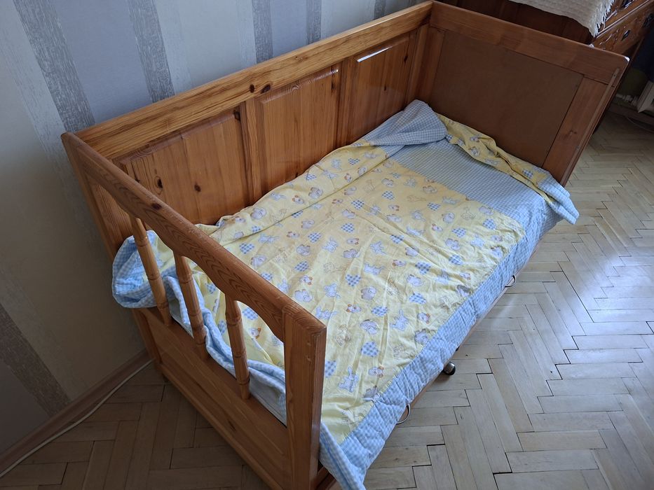 Детско легло от масивно дърво с чекмеджета.