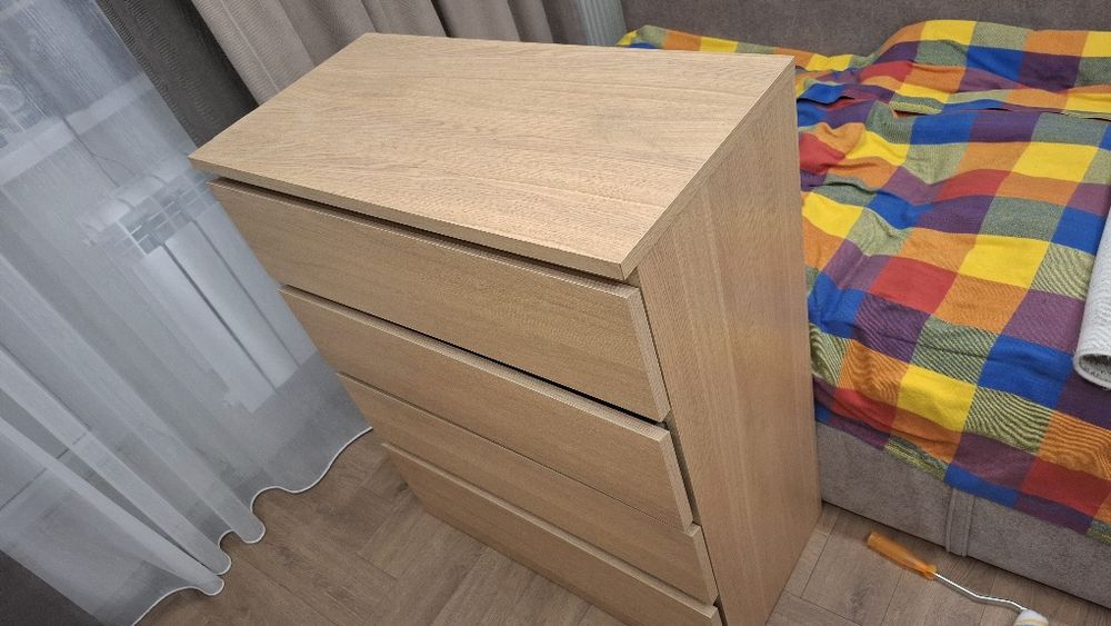 Тумба устойчивая механизмы дорогие.