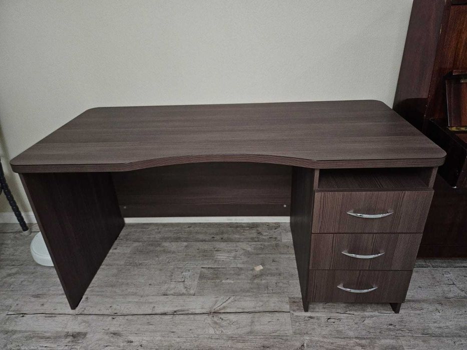 Массивный стол для офиса, кабинета. Из качественно толстого дерева