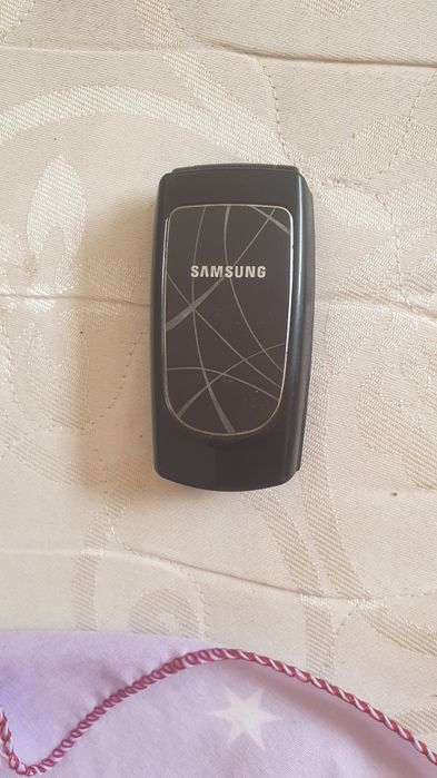 Samsung sgh x160 flip phone 
Funcționează perfect 
Fără alte accesorii