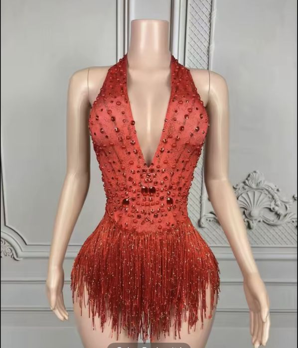 Рокля с ресни и камъни