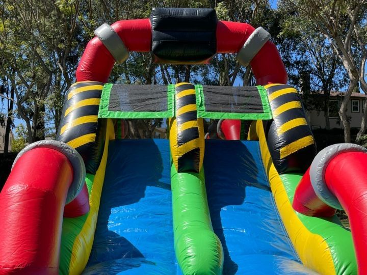 Надуваем замък DANGER ZONE под наем