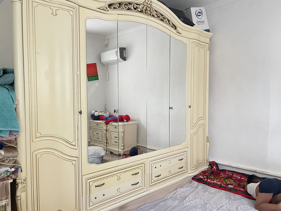 Кровать 60000, шкаф 6 ти дверный 150 000