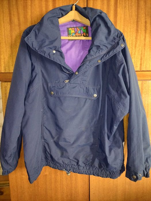 Мъжко яке в размер 52, втора употреба. Цветът е тъмно син - 5.00 EUR.