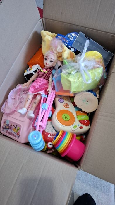 Продам 1 коробку игрушек