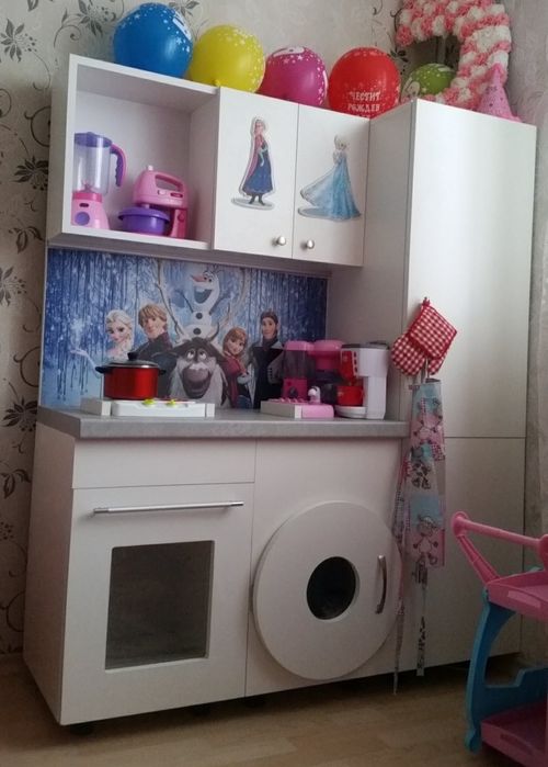 Дървена детска кухня и дървен шкаф за играчки и книги