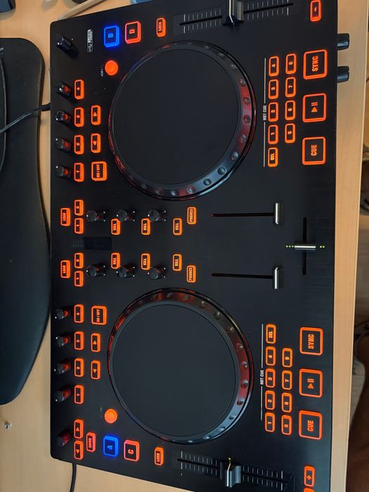 Behringer CMD Studio 4A/ consola dj