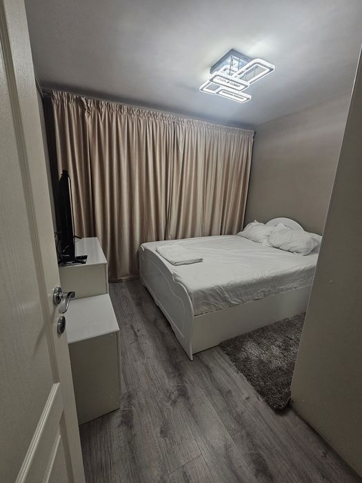Închiriez apartament doua camere.