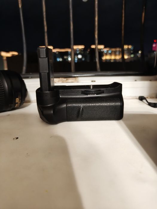 Nikon d3100 с батарейным блоком и блендой