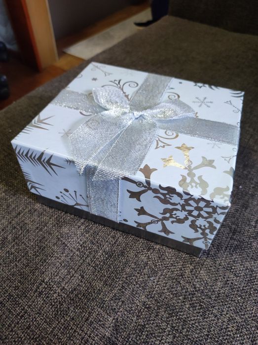 Коробочка новая на новый год подарок упаковка новая 18х15х12 см