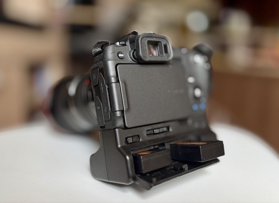 Фотоапарат Canon R8  гаранция  Грип и 4 батерии