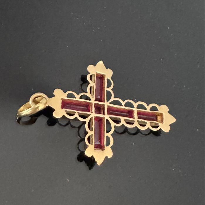 Cruce din aur si rubine