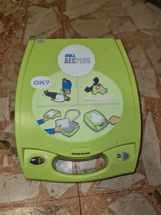 ZOLL AED PLUS defilibrator semiautomat cu electrozi