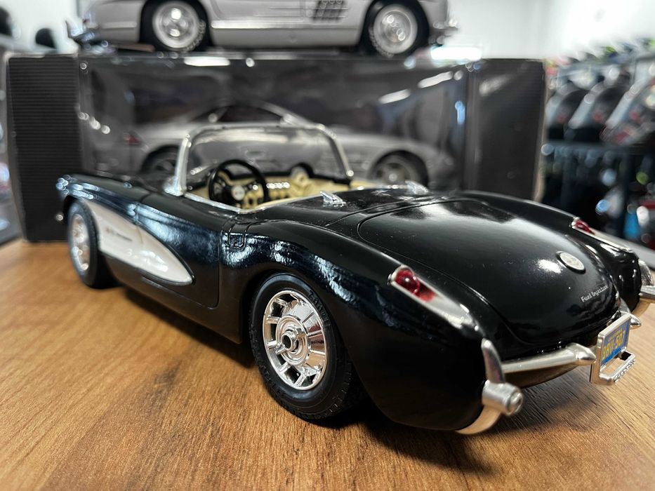 Метална колекционерски модел BBURAGO CHEVROLET CORVETTE 1957 1:18