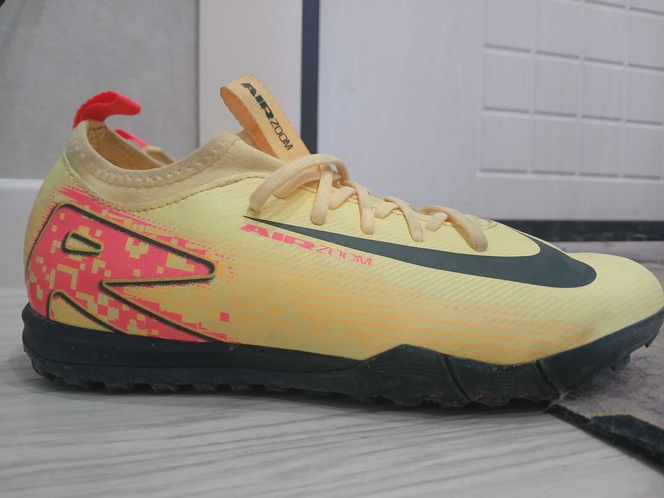 Продам сороконожки Nike
