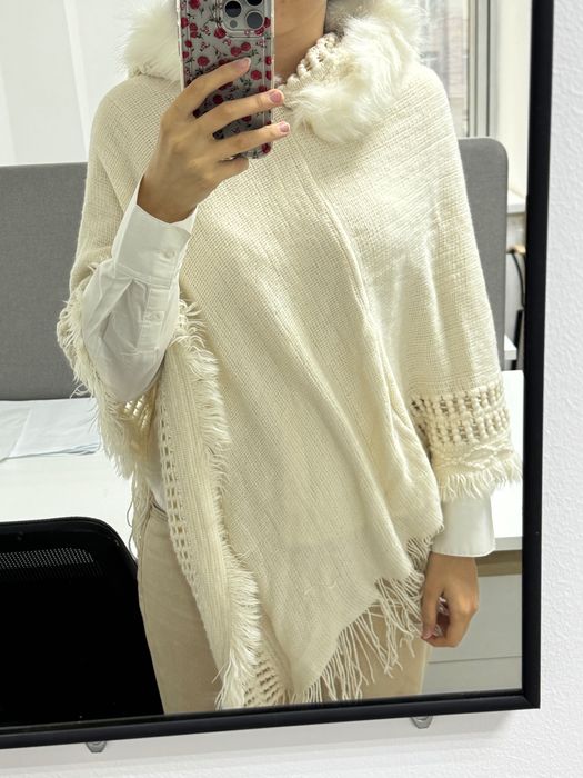 Белое теплое пончо