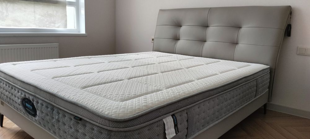 Двуспальная кровать