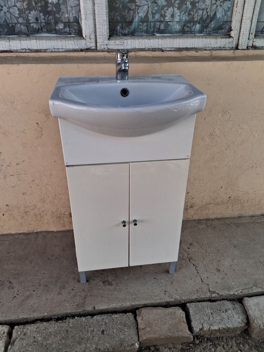 Vând mască cu chiuvetă + baterie de chiuvetă, completă, în stare bună.