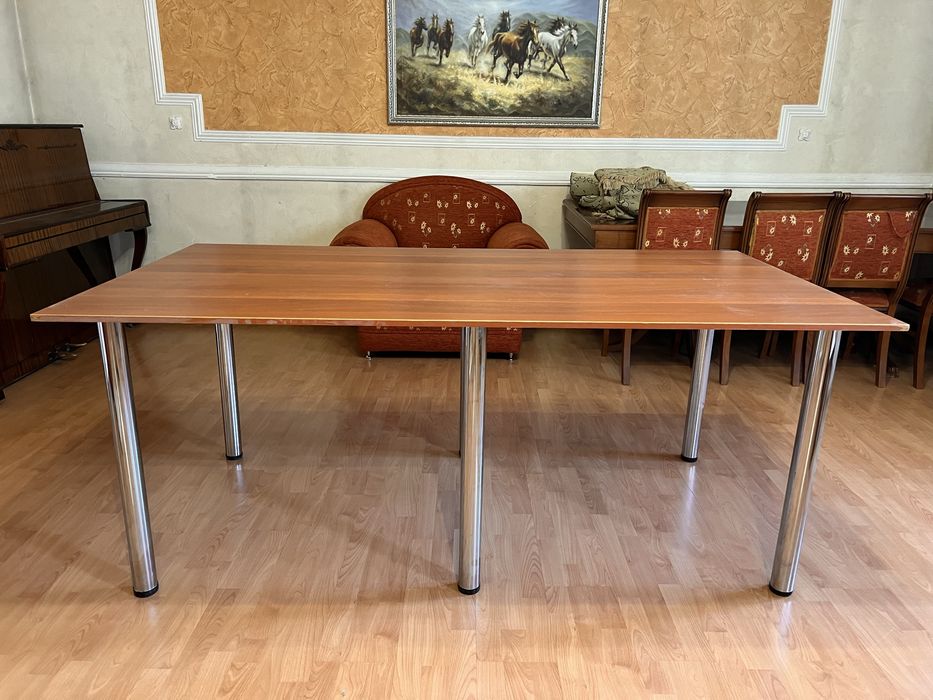 Стол на хромированных ножках