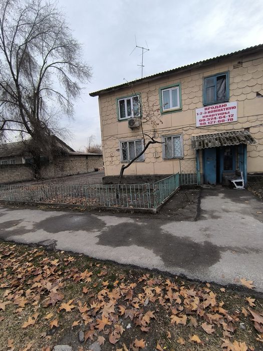 2 ком. квартиру. 1/2 в деревянном доме.' с мебелью и техникой. Огород
