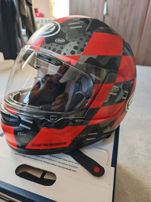 Продавам каска Arai XL