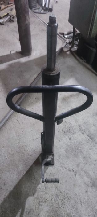 Гидроцилиндр с ручным насосом для механических штабелеров