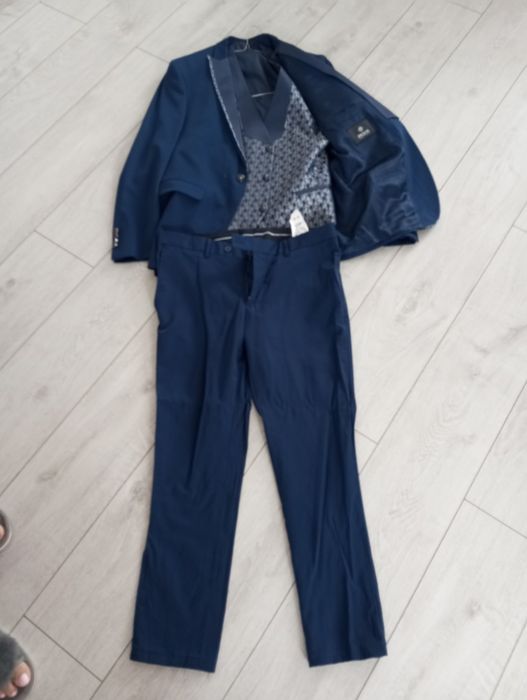 Vând costume bărbătești