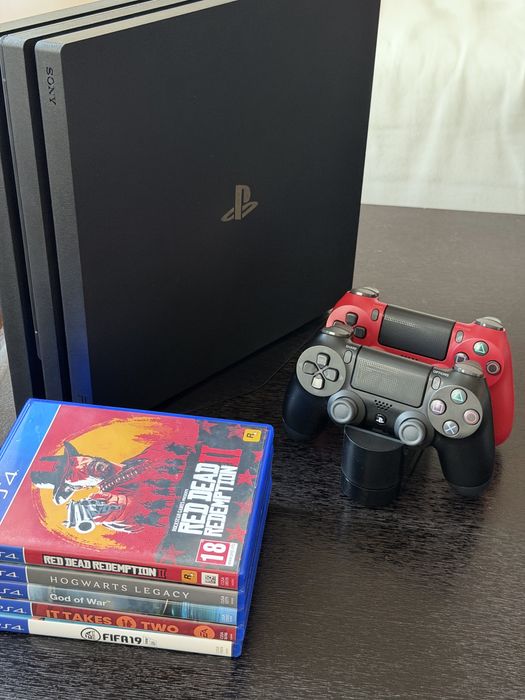 PS4 Pro + 2 джойстика + док. станция + игри
