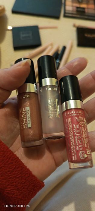 Гримове сенки, червила и гланцове