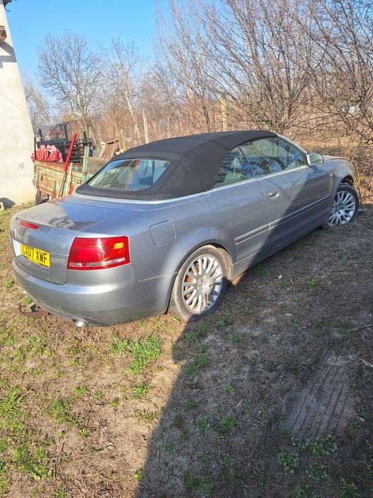 Audi A4 decapotabil ă