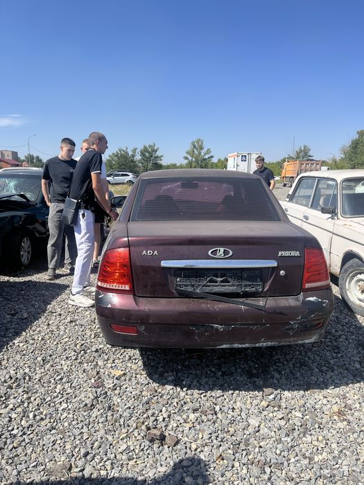 Продам приору на разбор движок в идеале