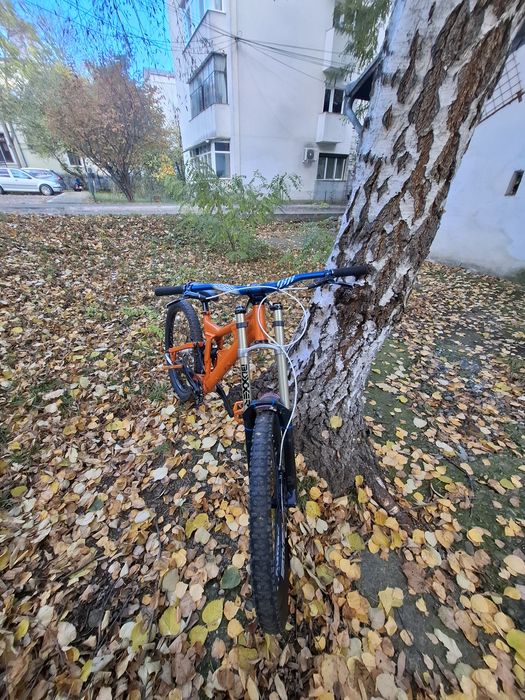 Bicicletă Downhill