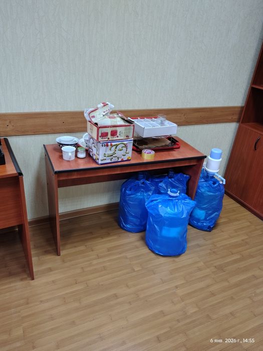 5 столов  и шкаф в хорошем состоянии