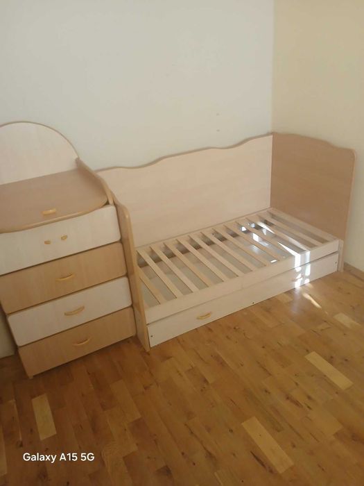 Детски комплект - легло и повивалник с шкафове