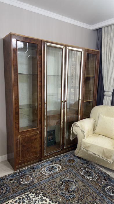 Продам сервант и комод с зеркалом