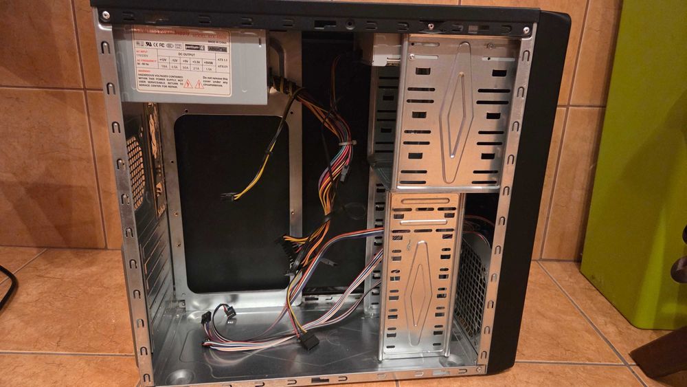 Vand carcasa PC cu power supply si DVD drive inclus