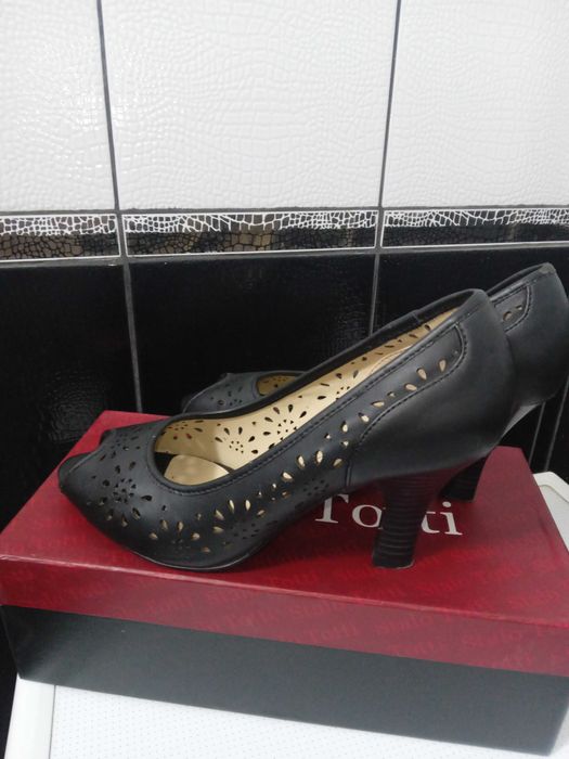 Продам обувь туфли Basconi