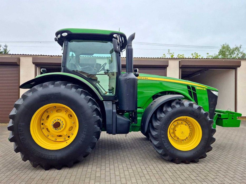 John Deere 8260R