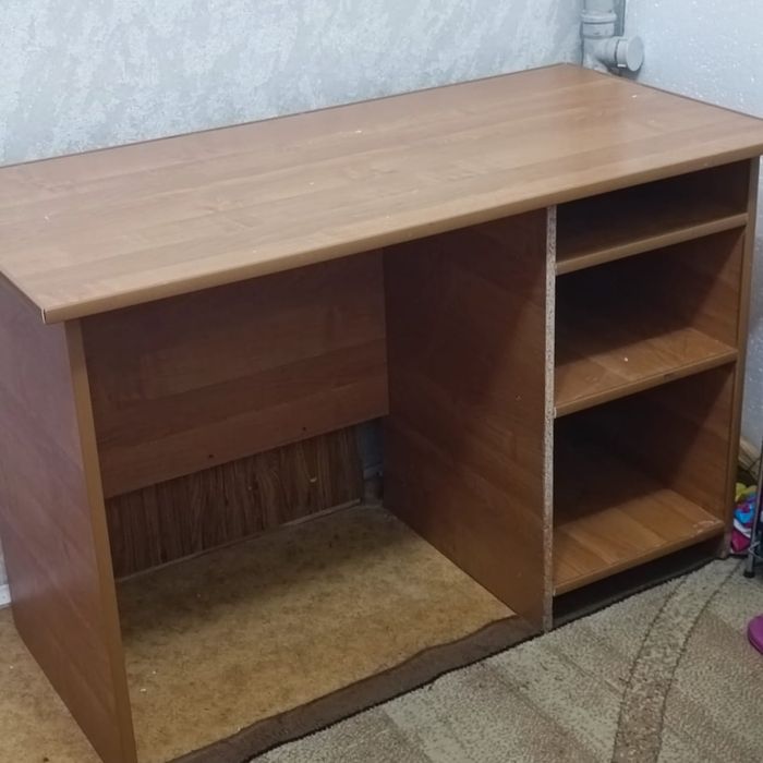 Отдам даром два стола.