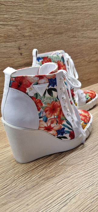 Обувки Guess платформа