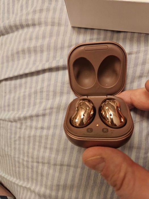 Слушалки airbuds